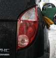 Funcionário de posto de gasolina abastece carro com etanol no Rio de Janeiro 30/04/2008 REUTERS/Sergio Moraes  Foto: Reuters