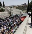 Palestinos rezam na entrada da Cidade Velha de Jerusalém, em protesto contra a instalação de medidas de segurança no complexo da mesquita al-Aqsa 20/07/2017 REUTERS/Ronen Zvulun  Foto: Reuters