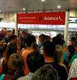 Passageiros se reúnem na frente dos balcões de check in da companhia aérea Avianca no aeroporto Simon Bolivar, em Caracas  Foto: Marco Bello / Reuters
