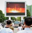 Pessoas observam reportagem sobre lançamento de míssil Hwasong-14 pela Coreia do Norte, na estação de Pyongyang 29/07/2017 Kyodo/via REUTERS  Foto: Reuters