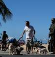 Homens das Forças Armadas realizam patrulha na praia de Copacabana, no Rio de Janeiro  Foto: Reuters