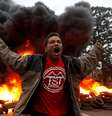 Membro do MTST realiza protesto contra o presidente Michel Temer em São Paulo  Foto: Reuters