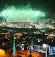 Imagem da Cerimônia de Abertura dos jogos Olímpicos no Rio de Janeiro mostra favela de um lado e Maracanão de outro  Foto: Getty Images