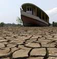 Vestígios da seca no rio Amazonas  Foto: Reuters