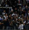 Mais de 41 mil torcedores lotaram a Arena Corinthians e viram mais uma vitória do Corinthians no Campeonato Brasileiro. Alguns deles puderam até abraçar o lateral Guilherme Arena durante a comemoração de seu gol  Foto: Léo Pinheiro/FramePhoto/Gazeta Press 