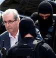 Ex-presidente da Câmara dos Deputados Eduardo Cunha é escoltado por policiais federais em Curitiba
20/10/2016 REUTERS/Rodolfo Buhrer  Foto: Reuters
