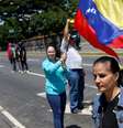 Manifestantes balançam bandeiras da Venezuela durante protesto contra presidente do país, Nicolás Maduro, em Caracas
08/08/2017 REUTERS/Andres Martinez Casares  Foto: Reuters