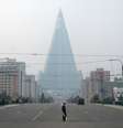 Famoso pela cúpula pontiaguda e forma piramidal, Ryugyong consumiu 2% do PIB do país   Foto: BBC News Brasil