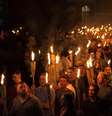 Supremacistas e nacionalistas carregam tochas em protesto em Charlottesville, Virginia  Foto: BBC News Brasil