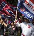 Membros da Ku Klux Klan em protesto em Charlottesville, neste semana  Foto: BBC News Brasil
