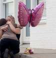 Mulher chora em frente a flores no local onde uma mulher morreu e 19 pessoas ficaram feridas, em Charlottesville, EUA  Foto: BBC News Brasil