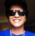 Em "Versace On The Floor", Bruno Mars aposta numa pegada romântica e sexy  Foto: O Fuxico