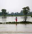 Menina carregando pratos em área alagada em Janakpur, no Nepal 13/08/2017 REUTERS/Navesh Chitrakar  Foto: Reuters