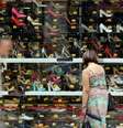 Consumidora observa loja de sapatos no centro de São Paulo 10/01/2017 REUTERS/Paulo Whitaker  Foto: Reuters