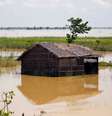 Casa submersa após fortes chuvas no distrito de Saptari, no Nepal 14/08/2017 REUTERS/Navesh Chitrakar  Foto: Reuters
