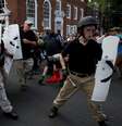 Grupos racistas em manifestação na cidade de Charlottesville  Foto: BBC News Brasil