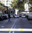 Rua é interditada nas proximidades do local onde ocorreram os atropelamentos em Barcelona  Foto: Reuters