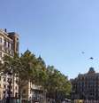 Pessoas fogem depois que um furgão bateu em pedestres perto da avenida Las Ramblas, no centro de Barcelona.  Foto: @ c.artisan/Instagram / Reuters
