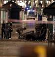 Policiais forenses procuram por provas perto da área onde uma van atropelou pedestres em Las Ramblas, em Barcelona 18/08/2017 REUTERS/Sergio Perez  Foto: Reuters