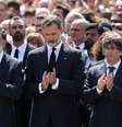 Rei Felipe da Espanha (C), primeiro ministro Mariano Rajoy (E) e o chefe do governo catalão, Carles Puigdemont (D), fazem minuto de silêncio após atentado em Barcelona, Espanha 
18/8/2017 REUTERS/Sergio Perez  Foto: Reuters
