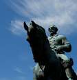 Estátua do general  Robert E. Lee no centro de polêmica em Charlottesville  Foto: Reuters