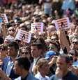 Minuto de silêncio na Praça Catalunya, um dia depois do ataque em Barcelona   Foto: Sergio Perez / Reuters