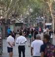 Pedestres voltam a Las Ramblas após o atentado de quinta-feira  Foto: BBC News Brasil