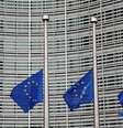 Bandeiras são colocadas a meio mastro na sede da Comissão da União Europeia em Bruxelas  Foto: Reuters