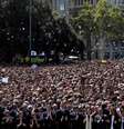 Multidão se reuniu para homenagear as vítimas do atentado em Barcelona  Foto: Reuters