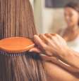 Usar a escova certa para o seu cabelo pode fazer toda a diferença!   Foto: vadimguzhva - iStock 