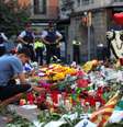 Homem faz homenagem às vítimas de atentado em Barcelona  Foto: Reuters