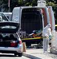 Peritos trabalham no local onde a van ficou parada  Foto: Reuters