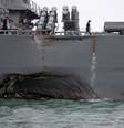 Avaria no casco do destróier de mísseis teleguiados USS John S. McCain  Foto: Reuters