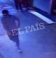 Imagens de câmeras de segurança fornecidas pelo jornal El Pais mostram o suspeito caminhando por um mercado de La Boqueria logo depois do atentado  Foto: Reuters