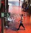 Imagens de câmeras de segurança fornecidas pelo jornal El Pais mostram o suspeito caminhando por um mercado de La Boqueria logo depois do atentado  Foto: Reuters