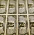 Notas de dólar sobre mesa em Washington
  Foto: Reuters