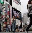 Pessoas andando no Japão  Foto: BBC News Brasil
