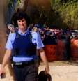 Policial espanhol ao lado de bujões de gás em Alcanar  Foto: BBC News Brasil