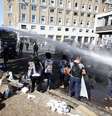 Polícia italiana usa canhões de água para expulsar refugiados acampados em praça, em Roma 24/08/2017 REUTERS/Yara Nardi  Foto: Reuters