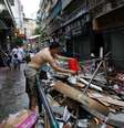 Homem limpa loja atingida pelo tufão Hato, em Macau 24/08/2017 REUTERS/Tyrone Siu  Foto: Reuters