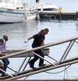 Corpo é retirado do mar  Foto: BBC News Brasil