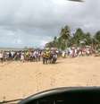 Vítima do naufrágio é socorrida em Mar Grande  Foto: Polícia Militar da Bahia/Reprodução