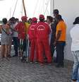 Familiares aguardam informações sobre vítimas de naufrágio na Bahia)  Foto: Agência Brasil