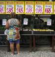 Consumidora observa preços em mercado no Rio de Janeiro 21/01/2016 REUTERS/Pilar Olivares  Foto: Reuters