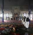 Homens inspecionam mesquita após ataque em Cabul 
 25/8/2017   REUTERS/Omar Sobhani  Foto: Reuters