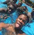 "E hoje, piscina! Eles são minha pátria, e os racistas e fascistas, meus inimigos", escreveu o padre italiano na legenda da foto publicada no Facebook  Foto: Reprodução