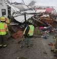 Bombeiros trabalham no resgate de pessoas em região atingida pela violência do tornado Harvey  Foto: Getty Images