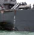 Destróier de mísseis teleguiados dos Estados Unidos USS John S. McCain visto após colisão, em Cingapura  REUTERS/Ahmad Masood  Foto: Reuters