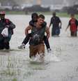 Homem ajuda menino durante tempestade Harvey em Houston
 28/8/2017   REUTERS/Adrees Latif  Foto: Reuters