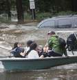 Voluntários ajudam no transporte de pessoas ilhada pela tempestade tropical Harvey  Foto: Getty Images